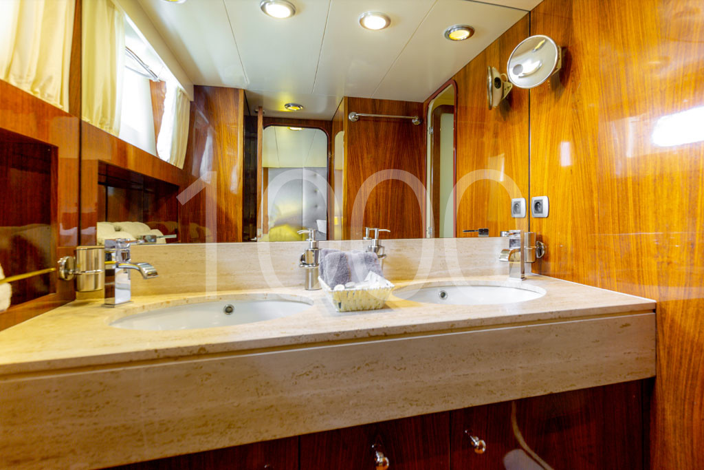 yacht Queen South cabin double bathroom