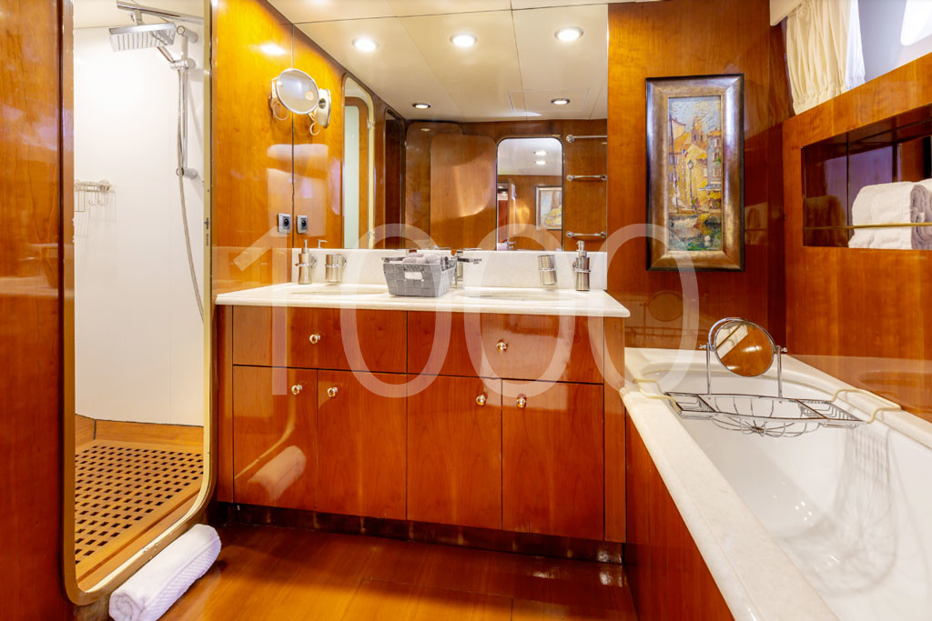 yacht Queen South bathroom