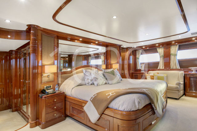 Yacht BB37 cabin