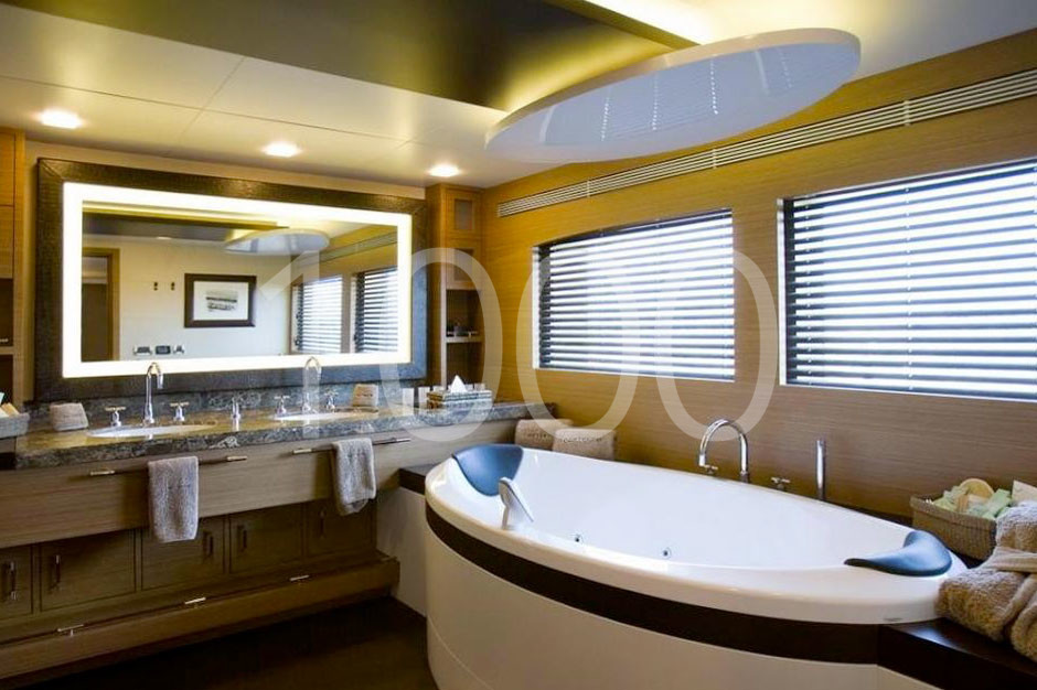 yacht Tamsen master bathroom